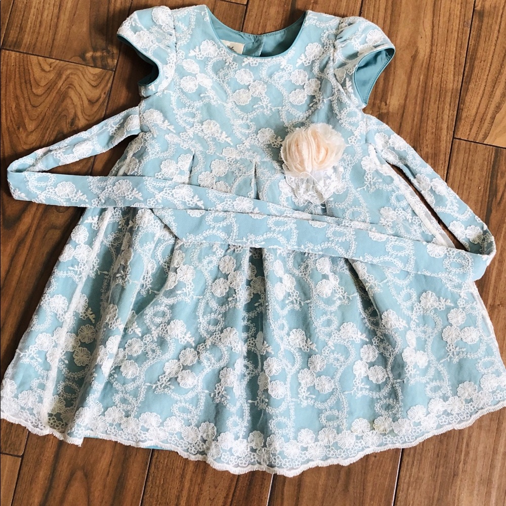 EUC. Size 4 precious dress for any ocqsion
